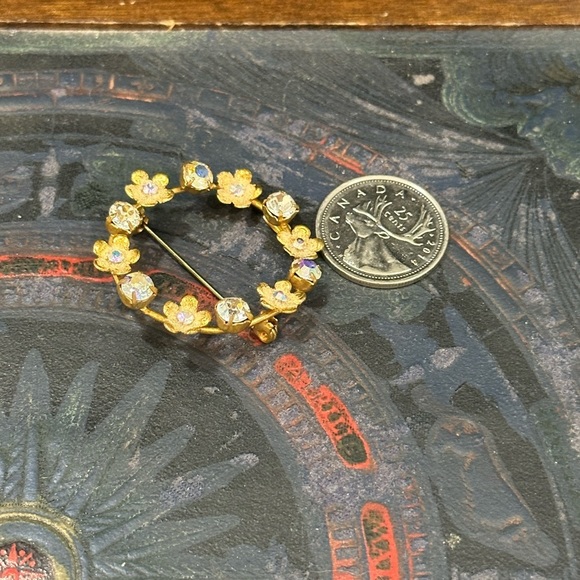 VINTAGE, sparkly Austrian crystal gold/brass tone floral circular brooch - Picture 4 of 10